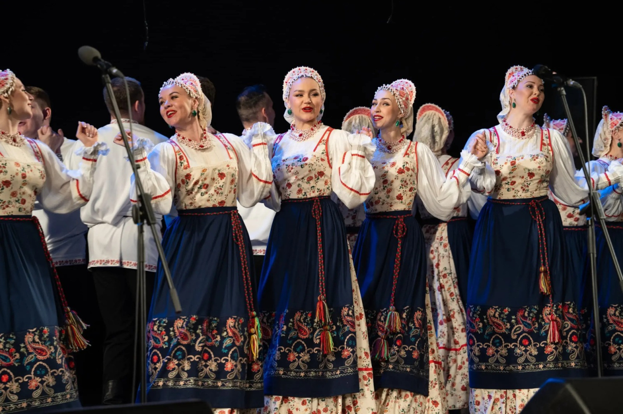 Концерт Уральского народного хора "Под окном черёмуха колышется"