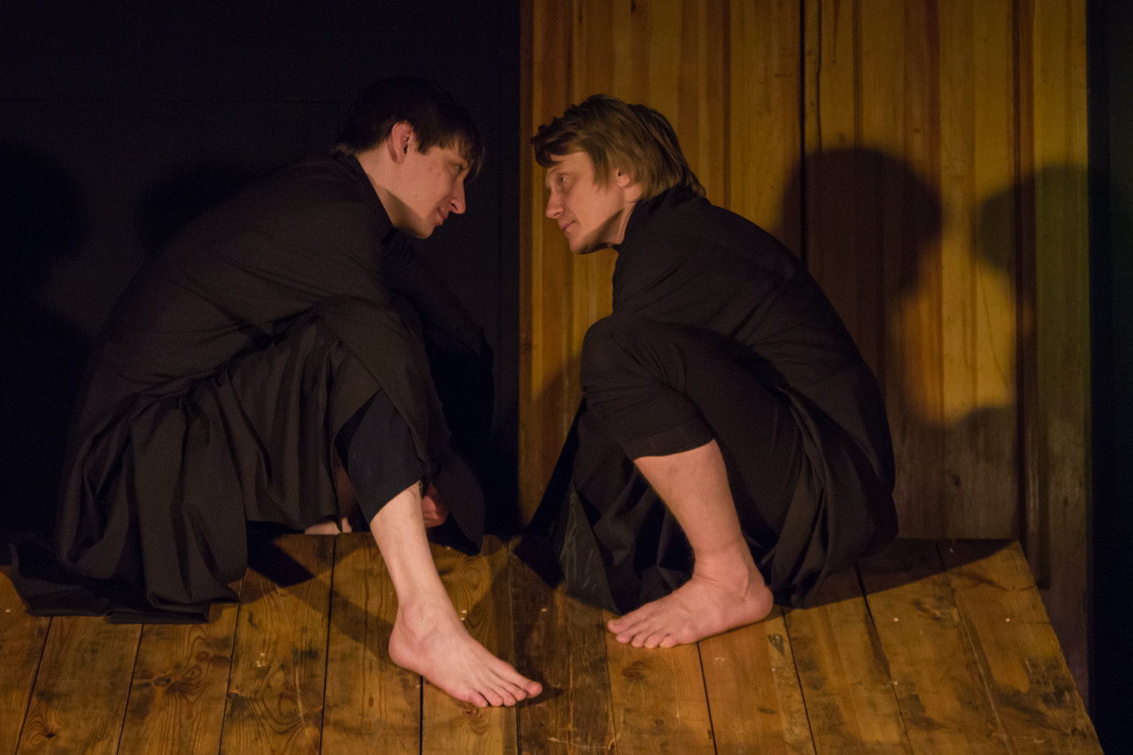 Между небом и землёй жаворонок вьётся...