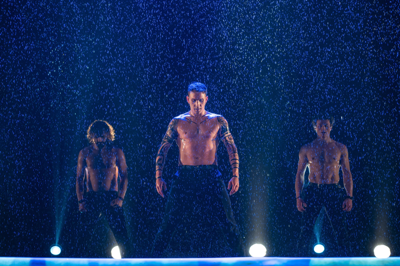 Шоу под дождем "Признание в любви"