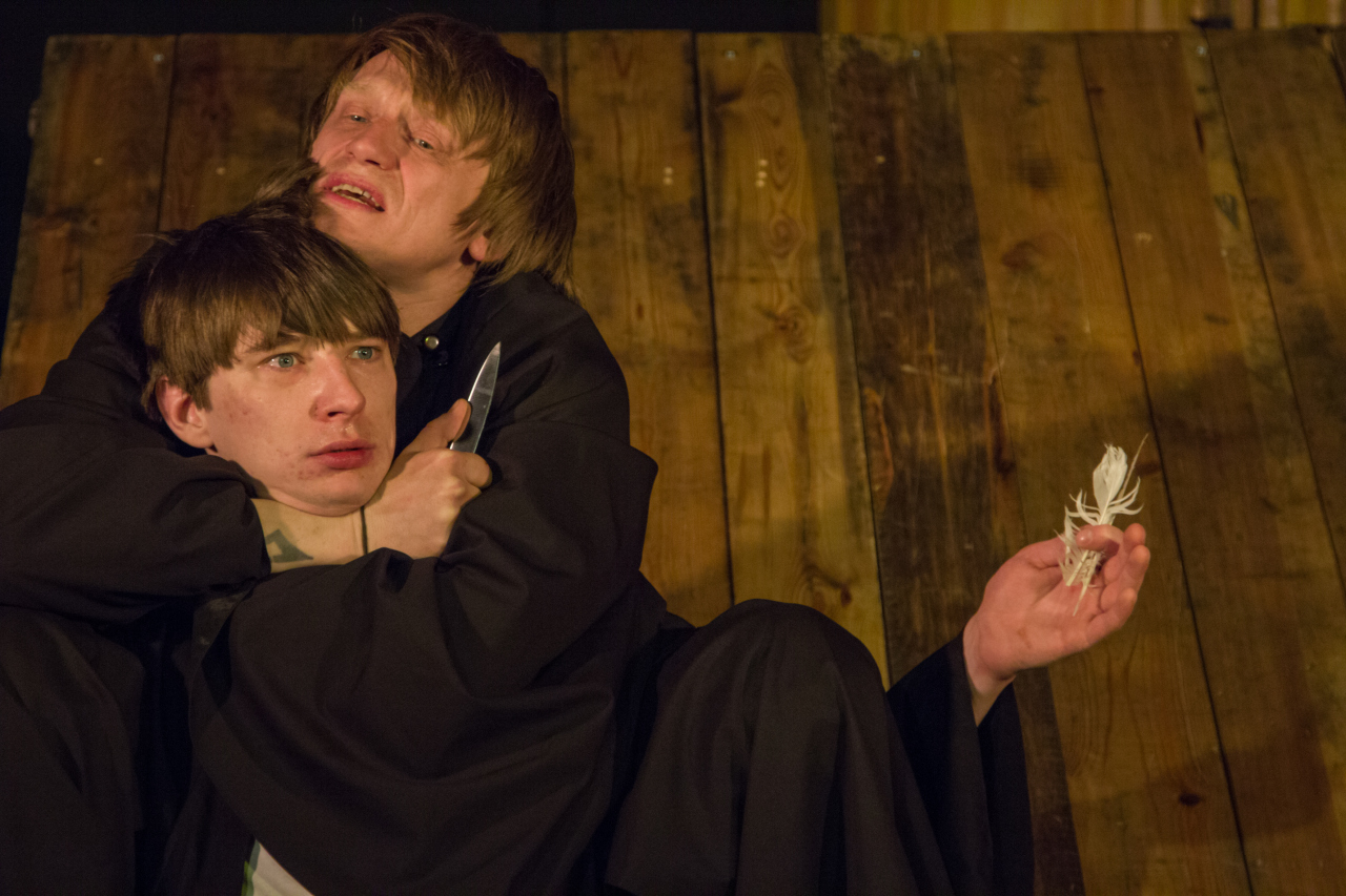 Между небом и землёй жаворонок вьётся...