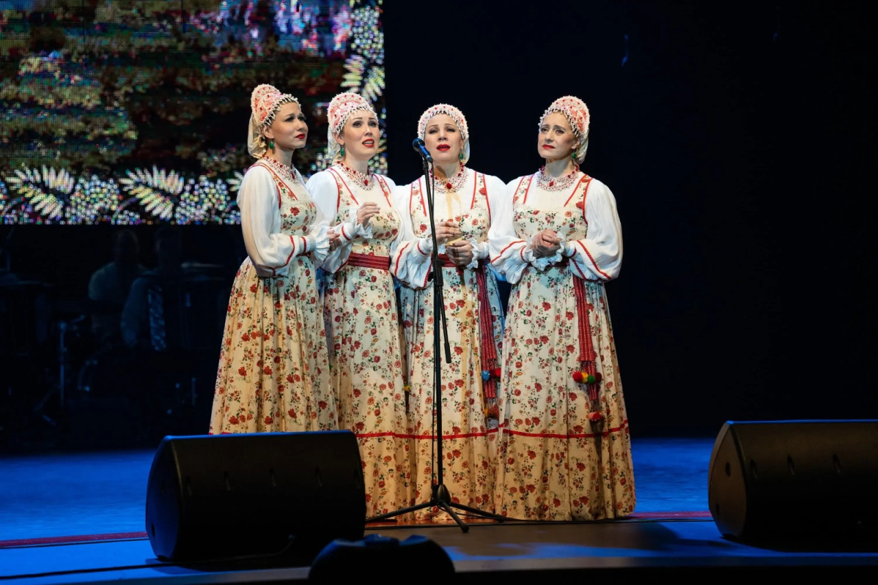 Концерт Уральского народного хора "Под окном черёмуха колышется"